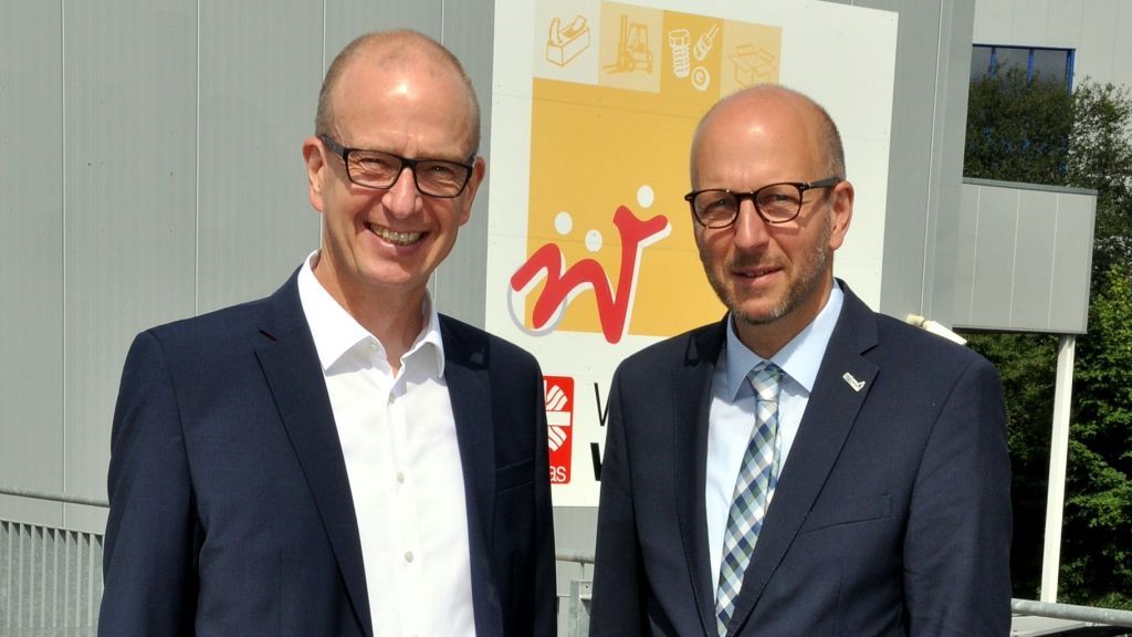(von links): Andreas Mönig, Leiter der Werkstätten zeigte Bürgermeister Ulrich Berghof die Werthmann-Werkstätten. von privat