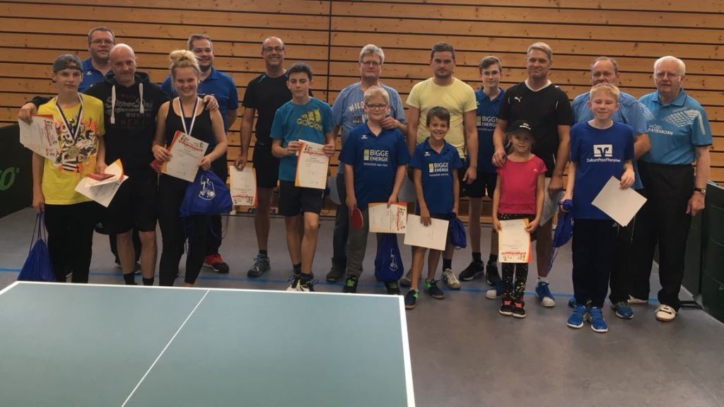 Die Teilnehmer und Ausrichter des Familienturniers in der Grundschulturnhalle in Altenhundem. von privat