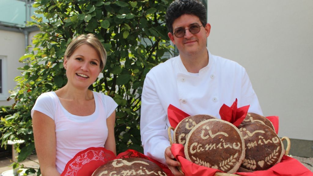 Bäckermeister Andreas Zinke übergab eine Kostprobe des Brotes an die Camino-Koordinatorin Katharina Schmidt. von privat