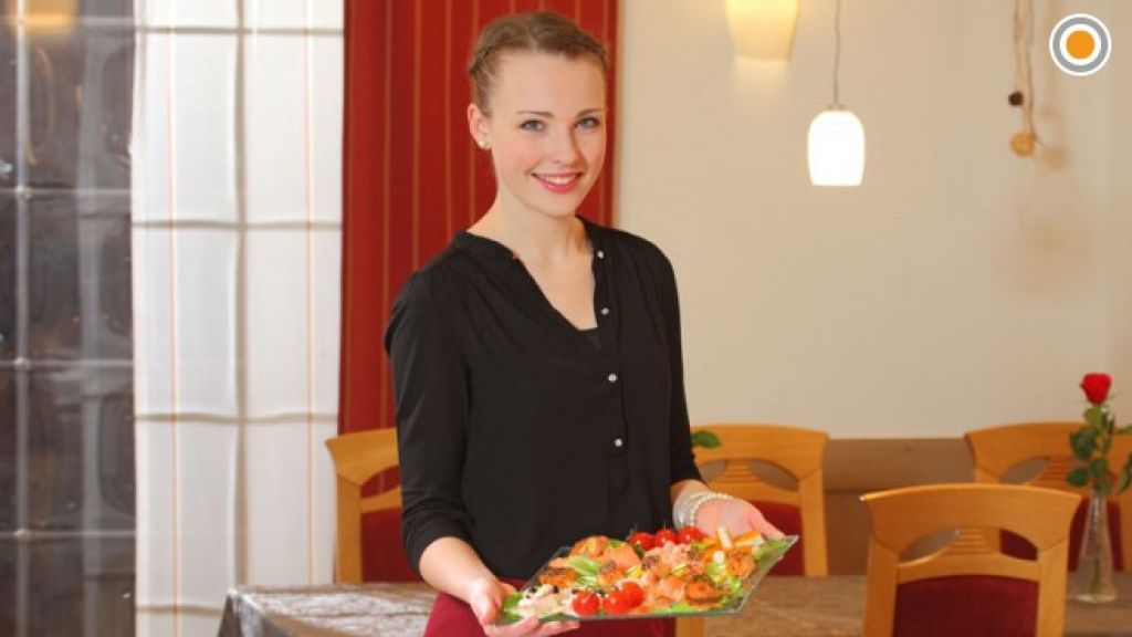 Die 19-jährige Talea Barbi aus Kirchhundem absolviert seit Februar 2017 eine Ausbildung zur Restaurantfachfrau im Gasthaus Henrichs in Kirchhundem. von Gasthaus Henrichs