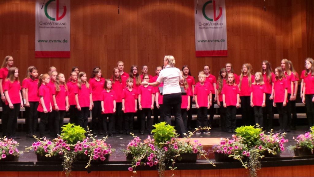 Der Bürener Kinder- und Jugendchor singt beim Konzert in Möllmicke. von privat