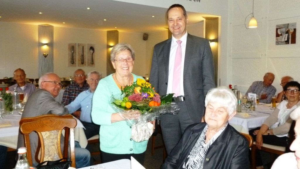 Olpes Bürgermeister Peter Weber begrüßte kürzlich beim Treffen der Rentner und Pensionäre etwa 40 "Ehemalige". von privat