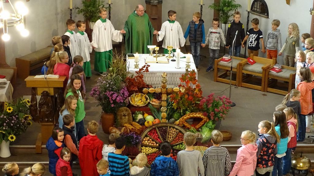 Der ehemalige Dorfpfarrer Pastor Paul Nikolajczyk feierte mit den Familien den Erntedank-Gottesdienst. von privat
