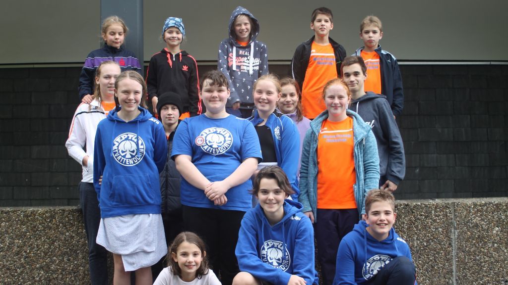 Die erfolgreichen Schwimmer des TV Attendorn NEPTUN und der Wasserfreunde Finnentrop beim Herbstschwimmfest des TuRa Freienohl. von privat