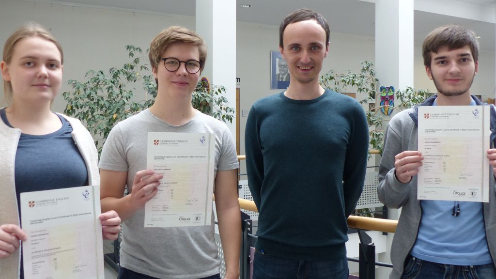 Mit der Unterstützung des Kurslehrers Daniel Kalbfleisch erhielten Jan Suchomesov, Daria Shvakova und Vincent Laarmann ihr Zertifikat. von privat