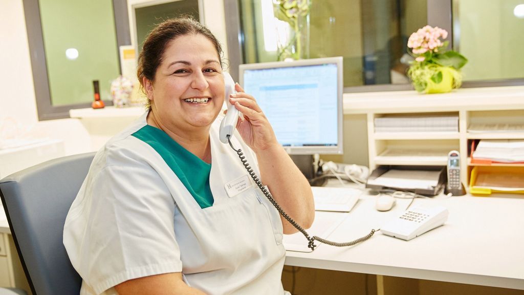 Aysel Takmaz, Krankenpflegerin und türkische Muttersprachlerin, nimmt die Anrufe der türkischsprachigen Patienten entgegen. von Helios Klinik Attendorn