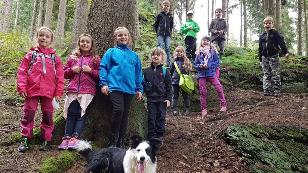 Trotzten dem Wetter: Zehn Ganztagsschüler und Hund Henrie wanderten am Brückentag nach Kirchhundem. von privat