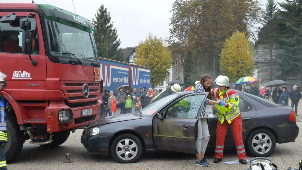 Auf dem Parkplatz der Firma Muhr und Söhne fand die Jahresabschlussübung der Feuerwehr Attendorn und des Rettungsdienstes statt. von Barbara Sander-Graetz