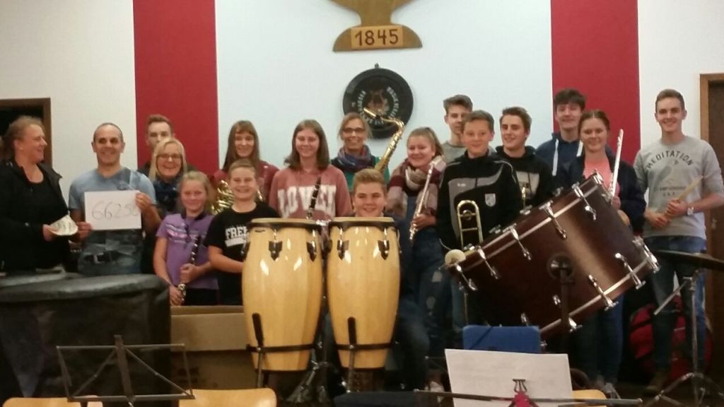 Die Jugendlichen des Musikvereins Saalhausen freuten sich über die Spende von 662,50 Euro. von privat