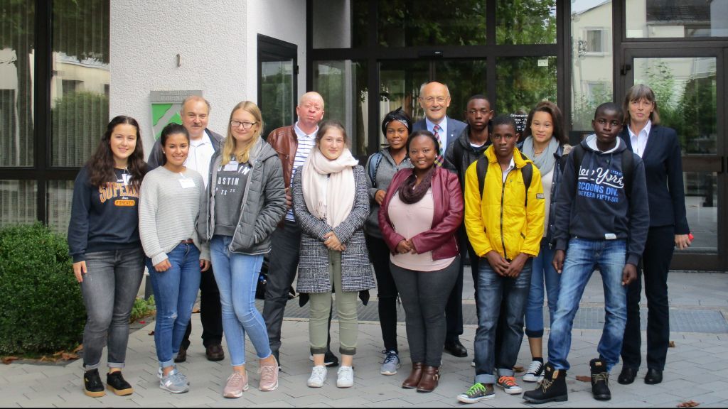 Sechs Schüler und zwei Lehrer aus Namibia sind für drei Wochen zu Gast an der Bigge-Lenne-Gesamtschule Finnentrop. von privat