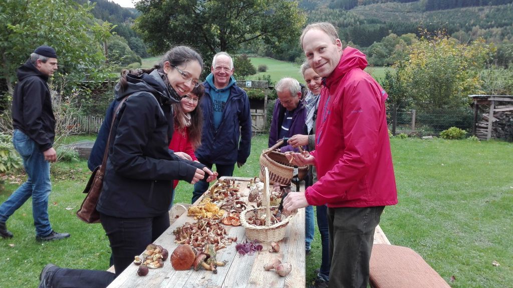 Die Teilnehmer freuten sich über ihre große Ausbeute von Pilzen. von privat