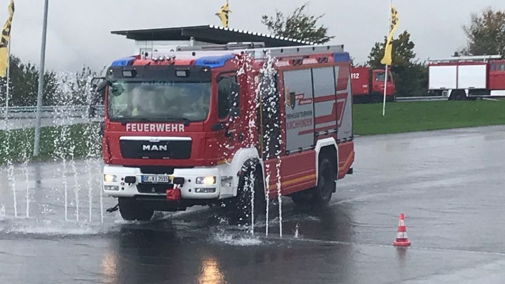 Das Hilfeleistungslöschfahrzeug (HLF20) aus dem Jahr 2015 versucht den plötzlich auftretenden Wasserhindernissen auszuweichen. von Feuerwehr Kirchhundem