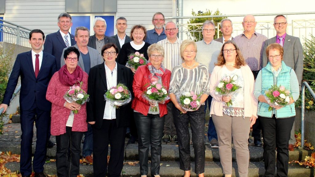 Die Hansestadt Attendorn hat gleich 15 und Mitarbeiter für ihre langjährigen Tätigkeiten im öffentlichen Dienst ausgezeichnet. Zudem wurden sechs Mitarbeiter in den Ruhestand verabschiedet. von Hansestadt Attendorn