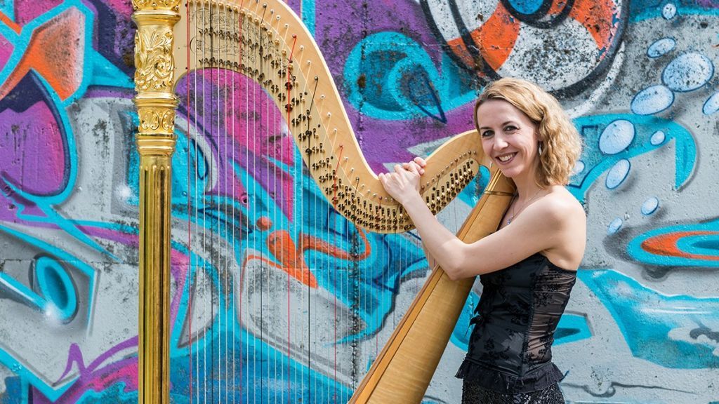Die deutsch-französische Harfenistin Emilie Jaulmes lässt ihre Harfe in der Stadthalle erklingen. von Kammerorchester Attendorn