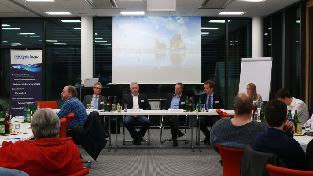 Bei der Firma Sunflex fand am Donnerstag, 12. Oktober, ein Symposium zum Thema Breitbandausbau im Gewerbegebiet "Auf der Mark" statt. von Christine Schmidt