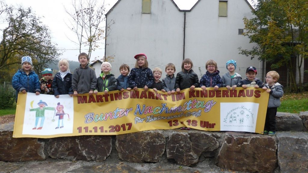 Zwei Banner weisen in Rahrbach und Welschen Ennest auf den Martinsmarkt des Montessori Kinderhauses hin. von privat