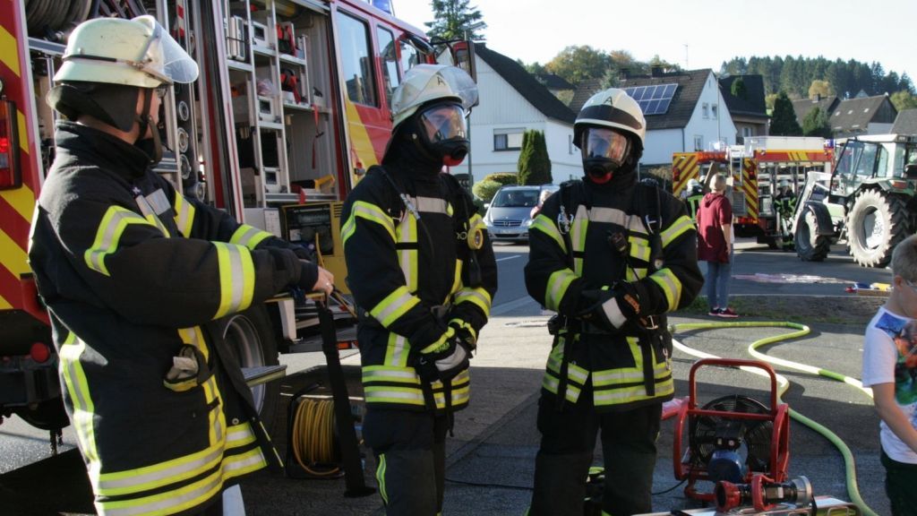 Die Feuerwehr war mit sämtlichen verfügbaren Einheiten und bestens ausgerüstet vor Ort. von Rüdiger Kahlke