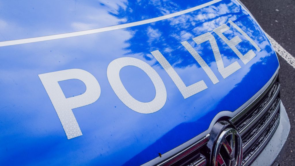 Einheiten der Polizei aus ganz NRW rückten nach Kirchhundem aus. von Symbol Matthias Clever