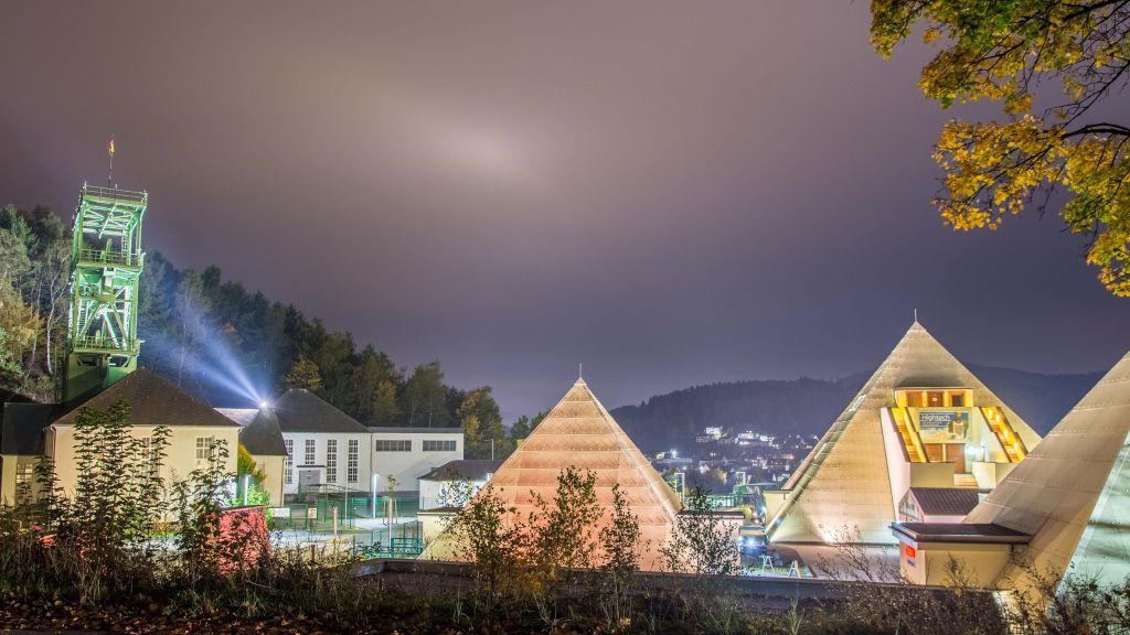 Die Pyramiden und das Bergbaumuseum Siciliaschacht in Meggen. von Nils Dinkel