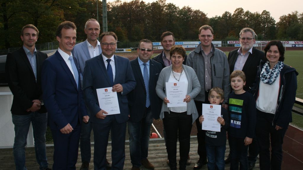 Bürgermeister Bernd Clemens (vorne links) überreichte den Gewinnern des Umweltpreises ihre Urkunden. von Gemeinde Wenden