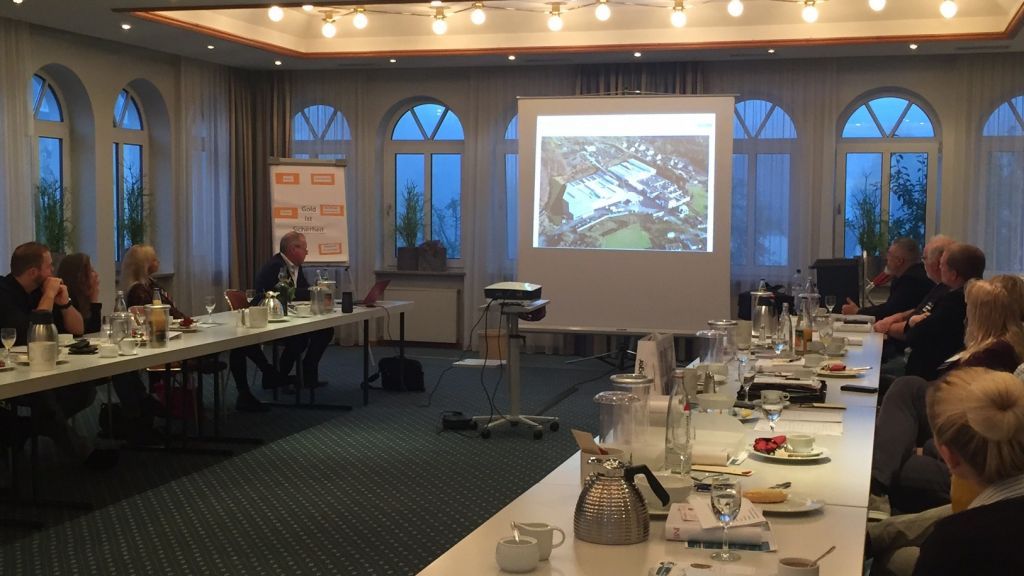 Mit einem Film stellte Bernd Häner sein Unternehmen vor. von Petra Hennemann