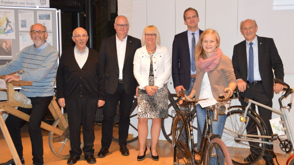 Im Finnentroper Rathaus wurde die Ausstellung „Vom Bahnfahren zum Radfahren – 10 Jahre SauerlandRadring“ am Donnerstag, 19. Oktober, eröffnet. von Barbara Sander-Graetz