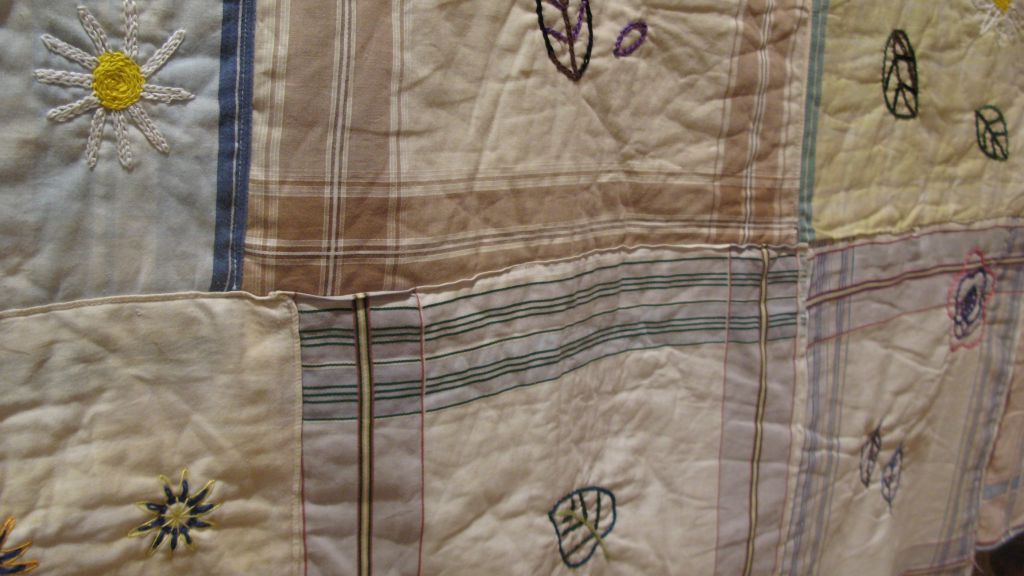 Aus Herrentaschentüchern entstehen beim Upcycling Patchwork-Decken von privat