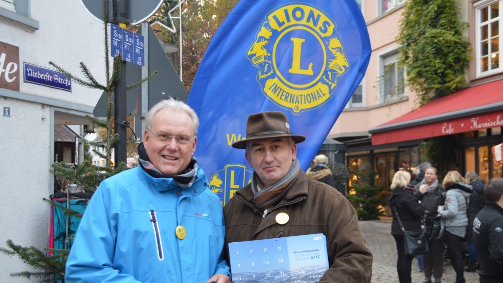 Auch in diesem Jahr verkauft der Lions Club Attendorn neben Reibekuchen wieder Adventskalender. von Archiv Barbara Sander-Graetz