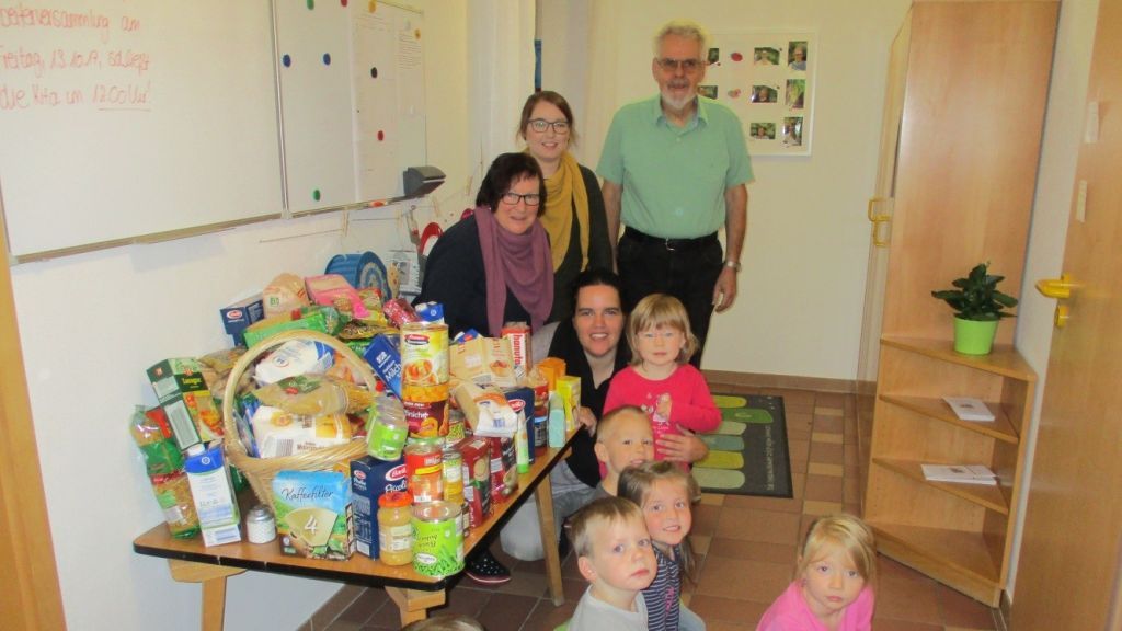 Die Kinder des Kindergartens St. Hubertus in Ottfingen sammelten Lebensmittel für die Initiative "Warenkorb". von privat