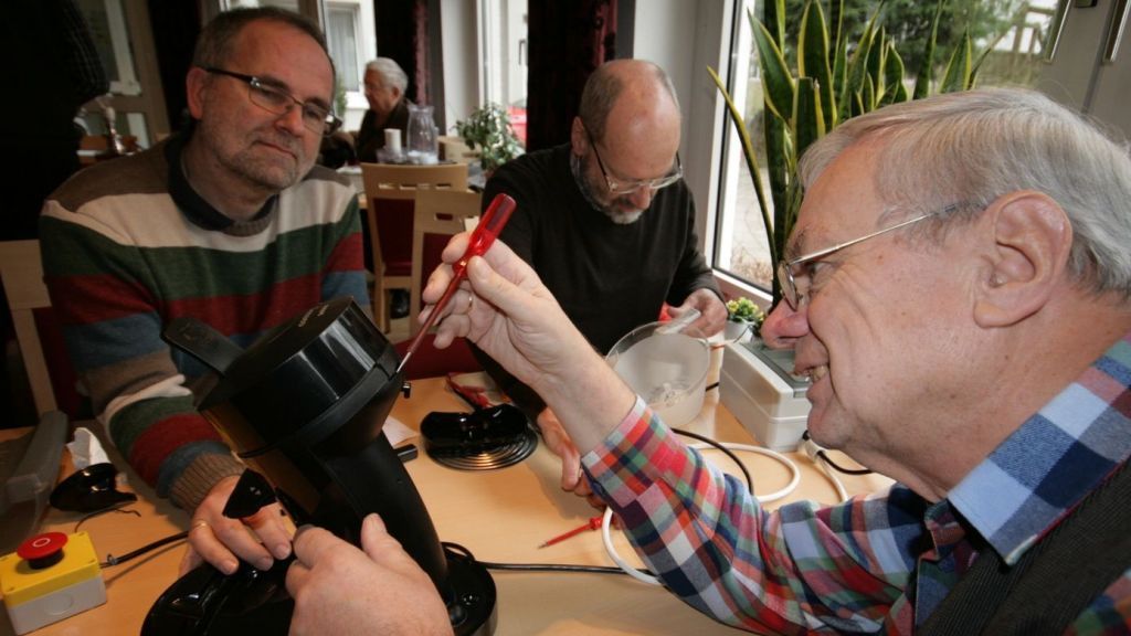 Unter der Anleitung von erfahrenen Technikern werden Kleingeräte repariert. von Archiv Rüdiger Kahlke