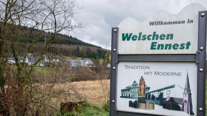 Martinssingen auf dem Dorfplatz in Welschen Ennest