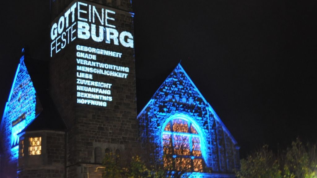 Bis um Mitternacht war die Erlöserkirche in der Hansestadt ein Lichtkunstobjekt für Worte, die sich in der Auseinandersetzung mit der Reformation herauskristallisiert haben. von Karl-Hermann Ernst