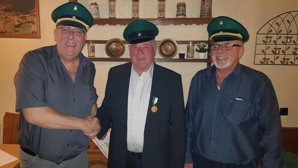 Vorsitzender Thomas Köster (links) und Major Jürgen Wilde (rechts) dankten Willi Heite für 60-jährige Treue zum Verein. von privat