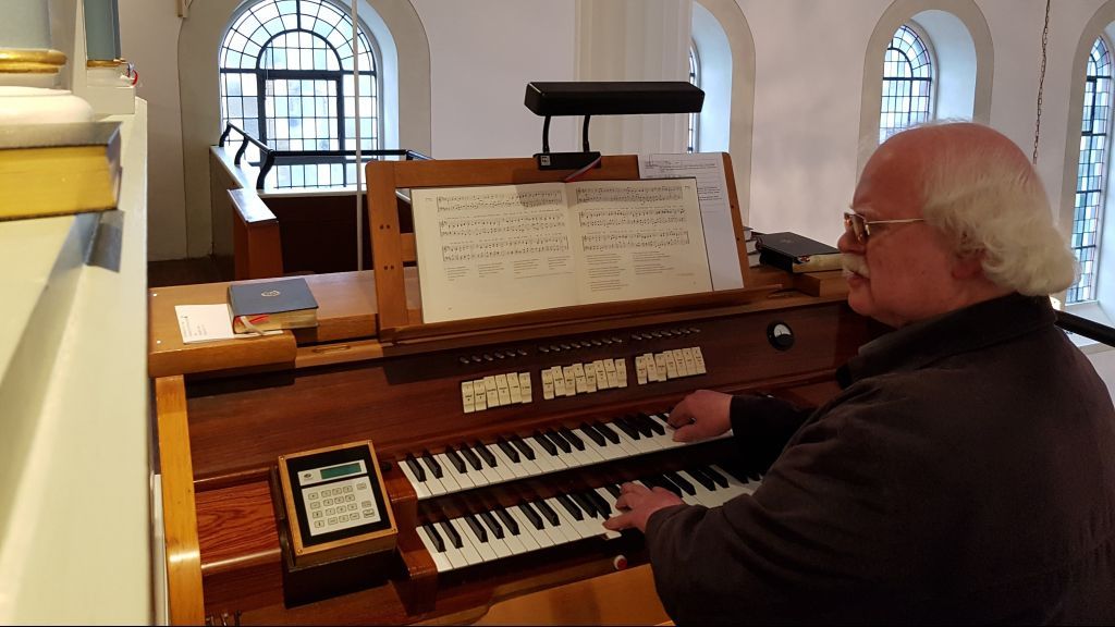 Gerd Arens aus Elspe wird an der Orgel Stücke von großen Komponisten wie Mozart und Bach spielen. von Privat