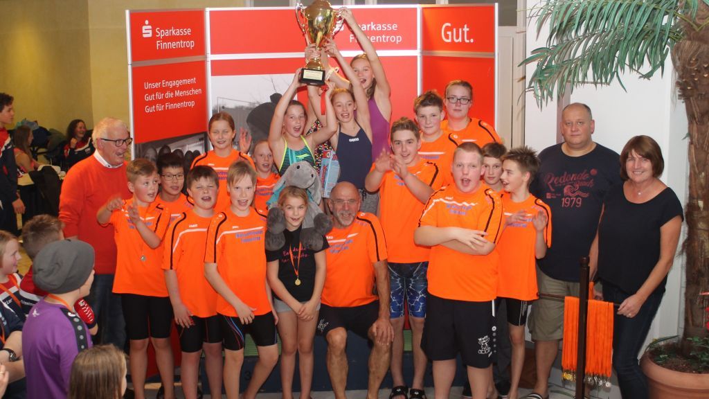 Siegerehrung in der Teamwertung durch Josef Wurm von der Sparkasse Finnentrop (links), Bernadette Gastreich als stellvertretende Bürgermeisterin der Gemeinde Finnentrop (rechts), Markus Mennekes (2. Vorsitzender Wasserfreunde Finnentrop, 2. von rechts) und Gerhard Kowalzik  (Schwimmwart der Wasserfreunde Finnentrop, Mitte). von privat