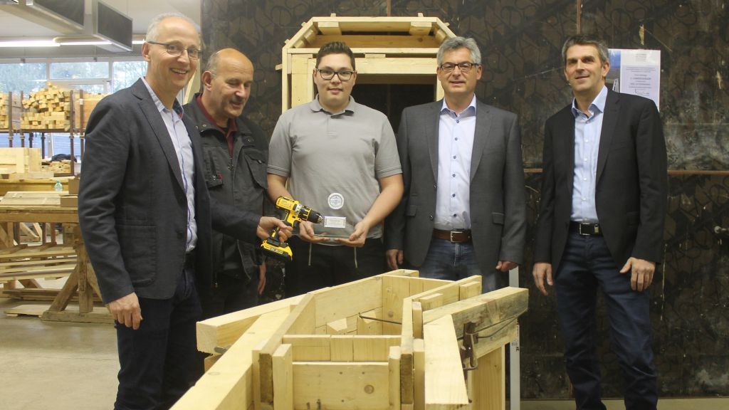 Florian Kohlberger (mitte) errang für sein Werkstück beim Landeswettbewerb der Beton- und Stahlbetonbauer den 1. Platz. von privat