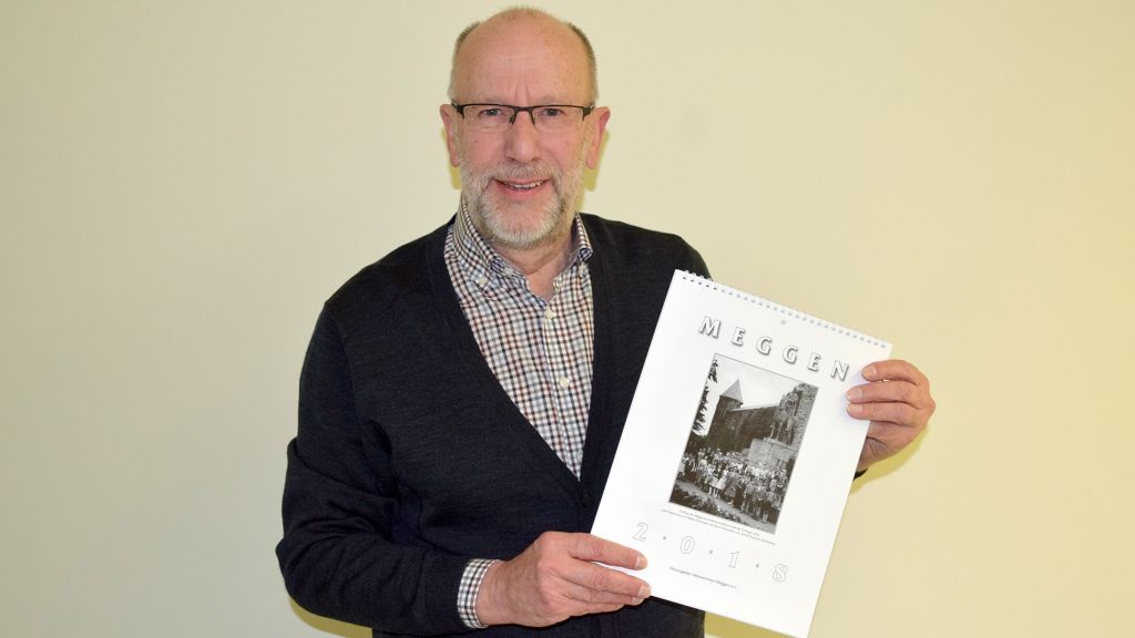 Herrmann Dörnemann, 2. Vorsitzender des Heimatvereins Meggen, stellte den neuen Kalender für das Jahr 2018 vor. Archivar Klaus Hellermann war aus terminlichen Gründen verhindert. von Christine Schmidt