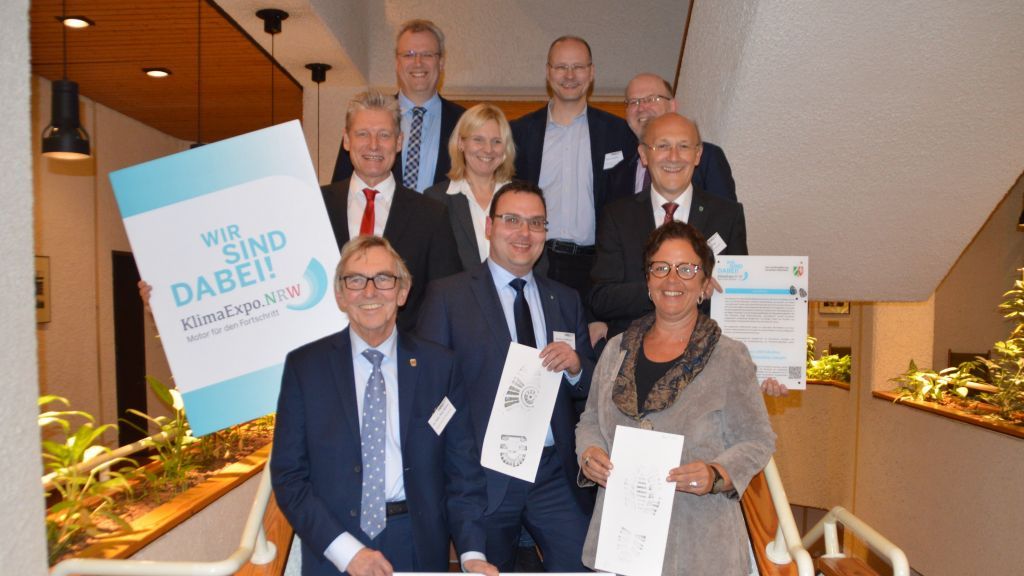 Vertreter der acht Kommunen an der LenneSchiene erhielten Urkunden für ihren Einsatz für den Klimaschutz. von Barbara Sander-Graetz