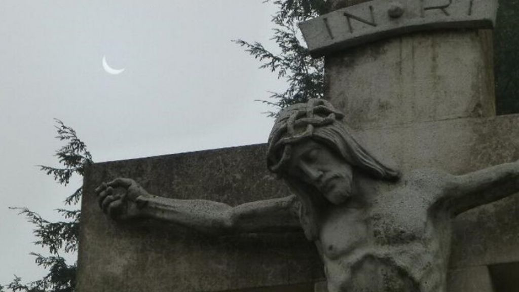 Das große Sandsteinkreuz der Priestergruft in Oedingen. von Symbol privat