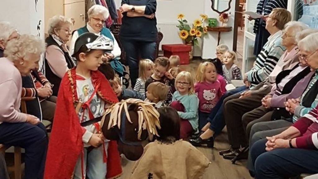 Die Senioren freuten sich über den Besuch des Kindergartens Zauberwald. von privat