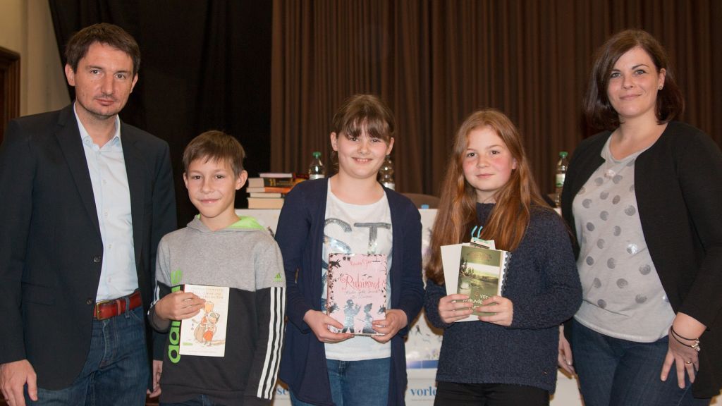 Julia Clemens (mitte) gewann den Vorlese-Wettbewerb am SGO. Den zweiten Platz belegte Marius Bredebach, gefolgt von Emely Kokle auf Platz drei. von Christine Schmidt