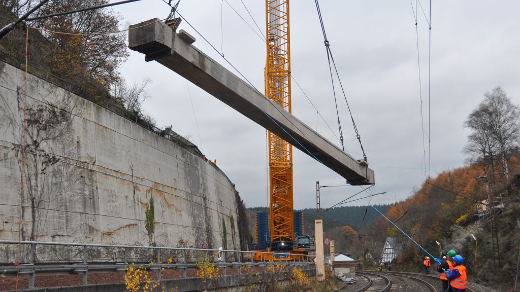 Das 300 Tonnen schwere Haupttragwerk der Pastoratsbrücke wurde in einem Stück ausgehoben. von Ina Hoffmann