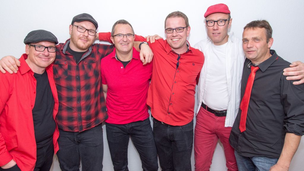 Mit Andreas Wurm (3. von rechts) hat "Kölsch Connection"nun auch einen Bassisten. von Nils Dinkel