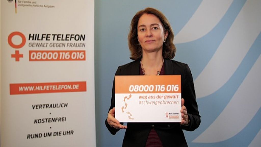 Bundesfamilienministerin Dr. Katarina Barley mit dem Aktions-Schild „Weg aus der Gewalt“. von BMFSFJ/BAFzA