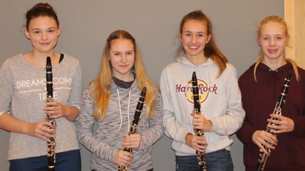 Freuen sich auf ihr erstes Konzert: (von links) Die vier „Orchesterneulinge“ des Musikvereins Heid Hanna Arens, Celine Kneuper, Theresa Knott und Jannika Alterauge. von privat