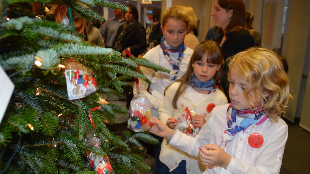 Für die Kinder hingen kleine Überraschungen am Weihnachtsbaum der Sparkasse Attendorn. von Barbara Sander-Graetz