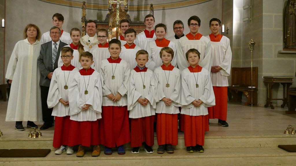 Sechs neue Messdiener wurde in den Dienst für die St. Antonius Einsiedler Gemeinde aufgenommen. von privat