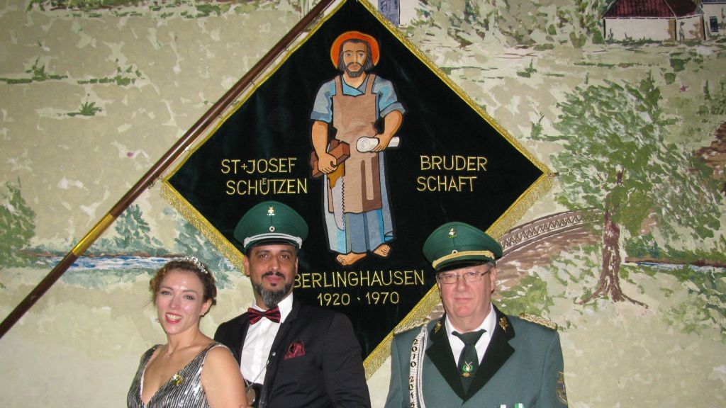 Der 2. Vorsitzende Herbert Theile (rechts) mit dem Königspaar Bastian und Tanja Lücking. von privat