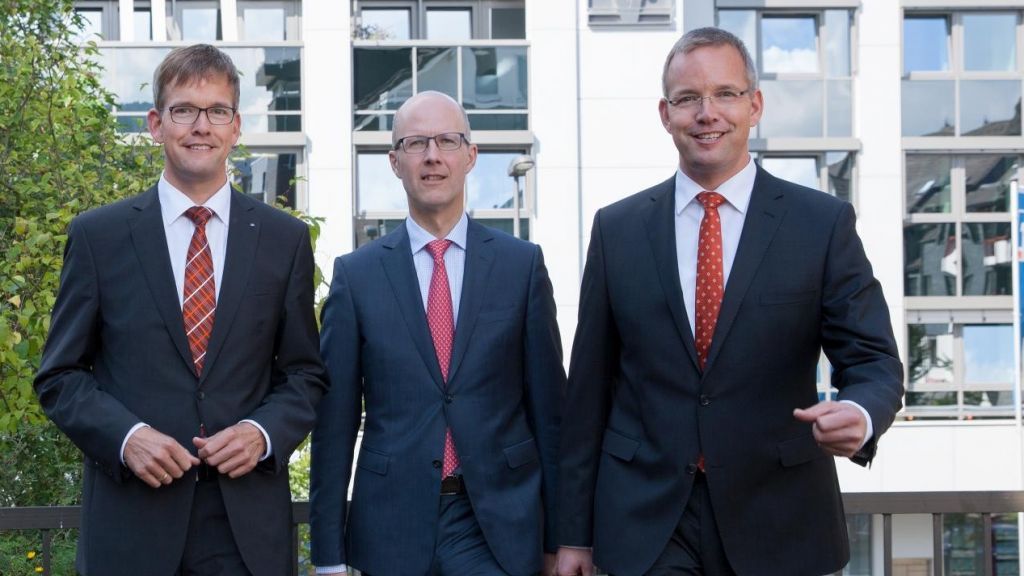 Nun ist ein Dreiervorstand an der Spitze der eigenkapitalstärksten Genossenschaftsbank in Südwestfalen: (v.l.) Michael Griese, Andreas Ermecke und Bernd Griese. von Volksbank Bigge-Lenne