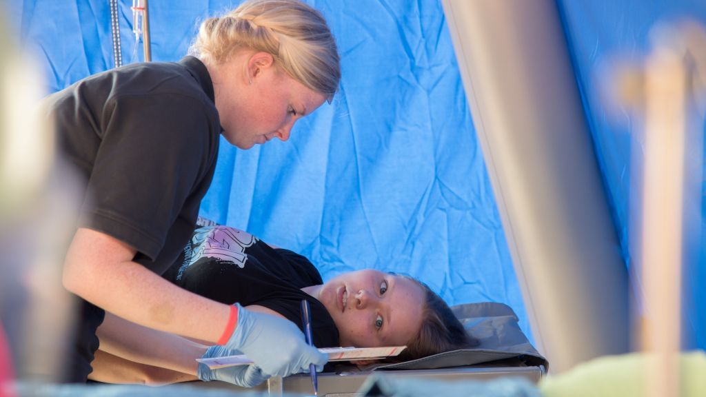 Sanitäterin Tamara Langer behandelt eine Patientin in der Unfallhilfestelle. von s: Karsten Grobbel